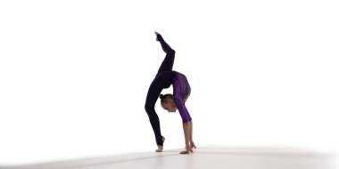 Beyaz arka planda ritmik jimnastik yapan kadın..