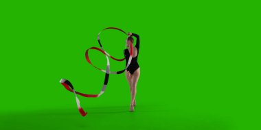 Yeşil ekranda ritmik jimnastik yapan kadın..