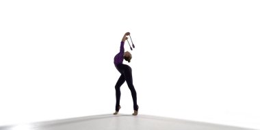 Beyaz arka planda ritmik jimnastik yapan kadın..