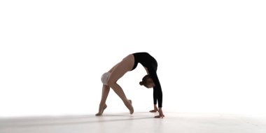 Beyaz arka planda ritmik jimnastik yapan kadın..