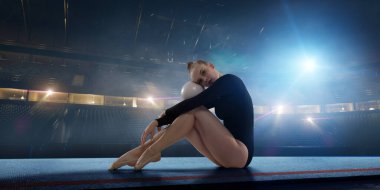 Geceleri profesyonel 3 boyutlu jimnastik stadyumundaki ritmik jimnastik kızı.