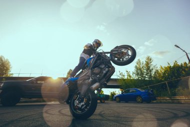 Sokakta moto dublörlüğü gösterisi.