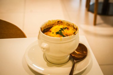 Geleneksel Fransız Soğan Öğütücü Çorbası beyaz bir porselen kasede