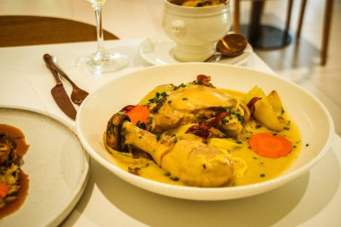 Tavuk Vin Blanc. Tavuk budu, tarhun otu, maitake mantarı, yumurta makarna.