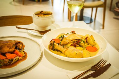 Tavuk Vin Blanc. Tavuk budu, tarhun otu, maitake mantarı, yumurta makarna.