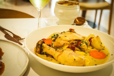 Tavuk Vin Blanc. Tavuk budu, tarhun otu, maitake mantarı, yumurta makarna.