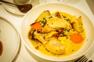 Tavuk Vin Blanc. Tavuk budu, tarhun otu, maitake mantarı, yumurta makarna.