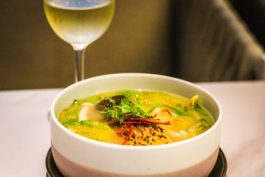 Balık Kolajen Çorbası (glütensiz) Kızarmış barramundi, kızarmış soğan, 4 saat boyunca yavaş pişirilmiş zencefil, kolajen güzelliğiyle dolu