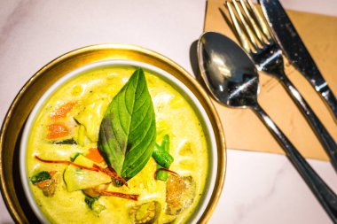 Tayland Yeşil Köri Karışık Sebzeler (Vegan / Glüten ücretsiz) beyaz porselen bir kase