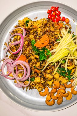 Tayland Zeytinli Organik Pirinç (Vegan) Isan usulü kızarmış pirinç, yeşil mango, soğan, acı biber ve imkansız et.