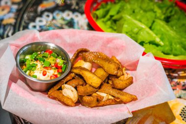 Sarımsaklı domuz yahnisi ve taze soğanlı mayonez sosu.