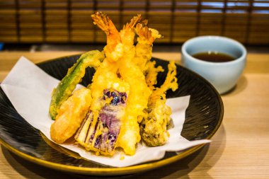 Tempura Mori karides sebze tatlı patates, patlıcan, kapsika, enoki mantarı.