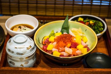 Bara Chirashi Don Salmon, somon göbeği, magiri, hamachi, megajiki, tako, hitate, tamagoyaki, ikura