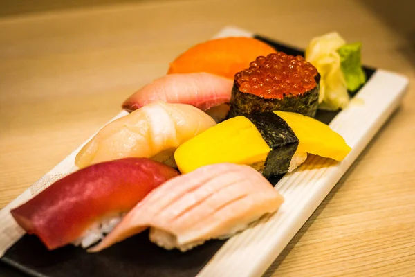 Sushi Nigiri Platter Salmon Maguro Hamachi Megajhabi Hotate Tamago Iba — стоковое фото