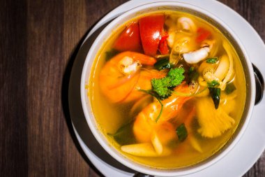 Kalamar, karides, saman mantarı ve limon otlu Tom Yum Clear Soup (Deniz ürünleri)