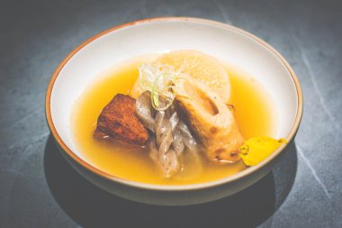 Japon daikonu, ebi shinjo (karides keki), chikuwa (bambu Japon balık keki), Konyakku (Konjac jölesi))