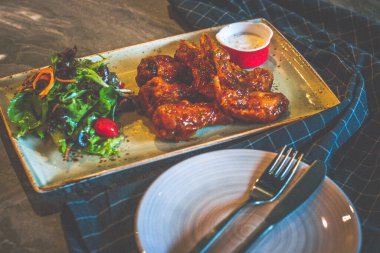 Bufalo Tavuk Kanatları Yumuşaklığı, özel sosumuzla kaplanmış çıtır kanatlar, mükemmel bir sıcaklık ve keskinlik dengesi var. 