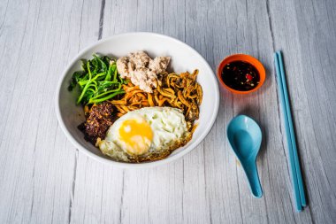 Koyu soya soslu kuru erişte, yumurta, ıspanak, kıyma, ançüez ve biber ezmesi.