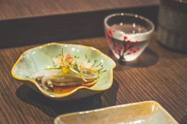 Japon beyaz yem balığının aperatifleri küçük bir tabakta servis edilir.