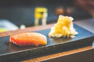 Japon nigiri pirinç suşisi ve Japon turşusu ile servis edilen zencefil.