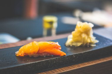 Japon nigiri pirinç suşisi ve Japon turşusu ile servis edilen zencefil.