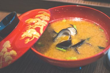 Geleneksel Japon kâsesinde servis edilen nehir istiridyeli fasulye çorbası.