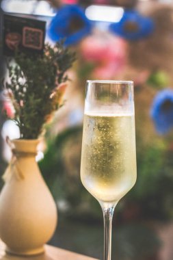 Şampanya kadehinde servis edilen bir bardak köpüklü şarap.