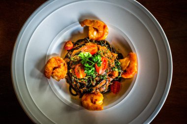 Baharatlı deniz ürünleri spagettisi Aglio Olio mürekkepli spagetti.