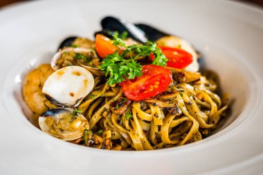 4 saat boyunca kırmızı şarap ağır ateşte pişmiş Oxtail