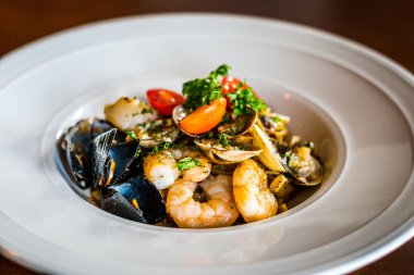 4 saat boyunca kırmızı şarap ağır ateşte pişmiş Oxtail