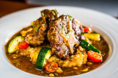 4 saat boyunca kırmızı şarap ağır ateşte pişmiş Oxtail