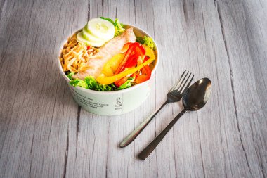 Fasulye filizi, salatalık, marul ve dolmalık biberli dory balığı.