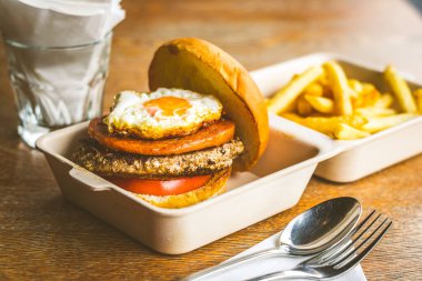Biftek köfteli Şampiyon Burger, tavuk öğle yemeği buluşması, güneşli tarafı yumurtalı