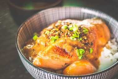 Aburi Izgara Somon Pirinç Kasesi Baharatlı Miso Sosu ve yarım haşlanmış yumurta.