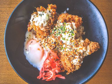 Nanban Tavuk Pirinç Kasesi, yarım haşlanmış yumurta ve turşulu zencefil