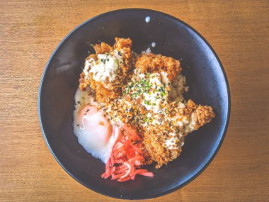 Nanban Tavuk Pirinç Kasesi, yarım haşlanmış yumurta ve turşulu zencefil