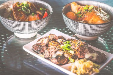 Yanında lahana turşusuyla ızgara biftek şeridi.