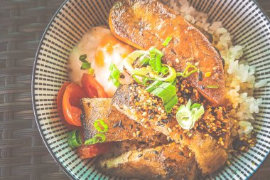 Izgara domuz yanağı ve foie gras pilav kasesi. Yanında da yumurta.