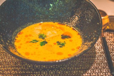 Sri Lanka Körili Karides ve Scallop Çorba Safranı, çeşitli geleneksel köri tozu, yeşil biber, zencefil, kişniş & kireç
