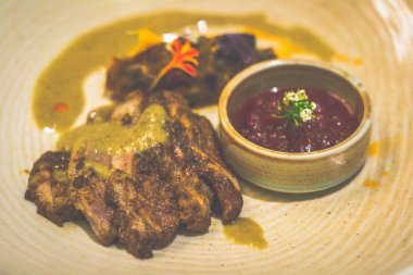 Tavada kurutulmuş Garam Masala Ördeği Füme patlıcan ve kızılcık turşusuyla