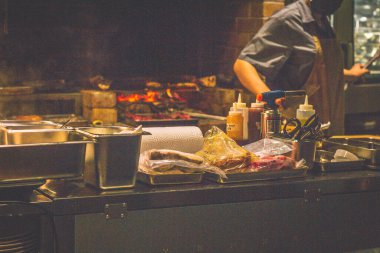 Kadın şef Singapur 'da açık bir mutfakta çalışıyor.