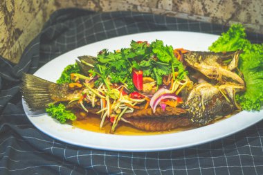 Kızarmış deniz kabuğu mango salatasıyla ezildi ve tabakta servis edildi.