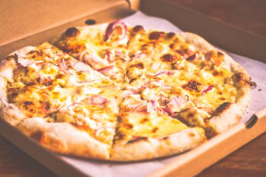 Ekşi hamurlu pizza, sarımsak sosu tütsülenmiş tavuk, kırmızı soğan, Mozzarella