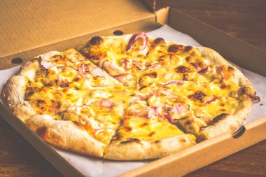 Ekşi hamurlu pizza, sarımsak sosu tütsülenmiş tavuk, kırmızı soğan, Mozzarella