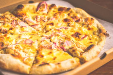 Ekşi hamurlu pizza, sarımsak sosu tütsülenmiş tavuk, kırmızı soğan, Mozzarella