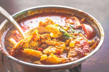 Tayland Tum Yum Çorbası, tavuk, mantar, küçük bir vapurda servis edilir.