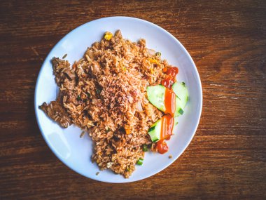 Kızarmış sığır eti, yumurta, taze soğan ve yanında salatalık.