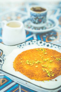 Kunafa geleneksel ortadoğu tatlısıdır. Tatlı şekerli şuruba batırılmış peynirli pastadan yapılır.