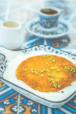 Kunafa geleneksel ortadoğu tatlısıdır. Tatlı şekerli şuruba batırılmış peynirli pastadan yapılır.