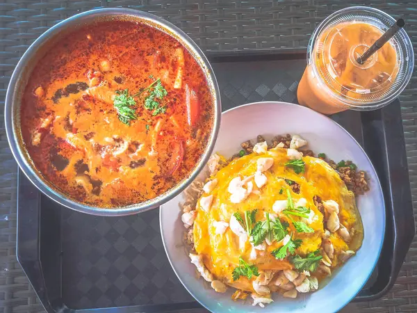 Tayland Basili Domuz ve Yengeç Omletli Pirinç ve kişniş.